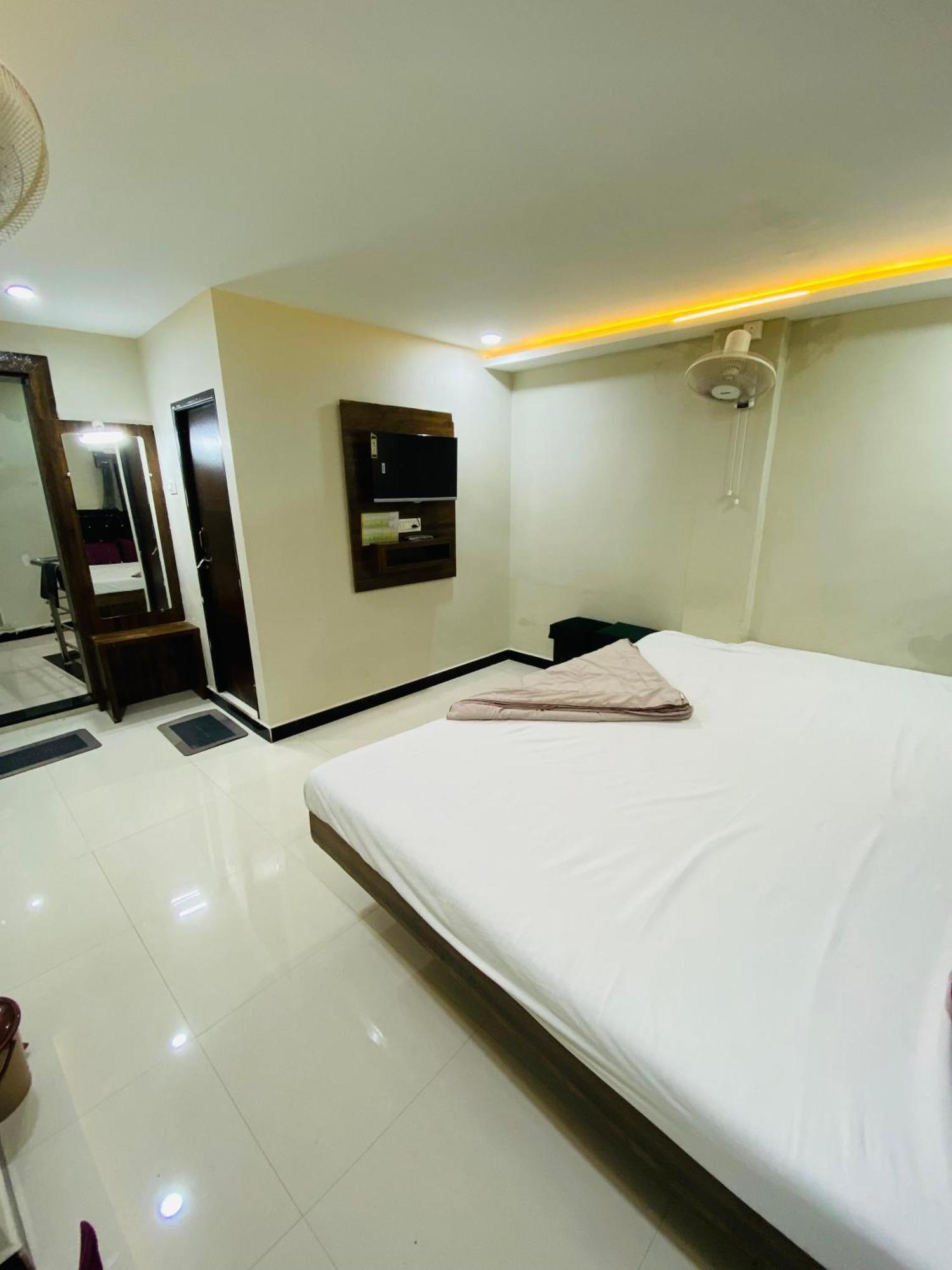 Hotel Super Palace Ujjain Buitenkant foto