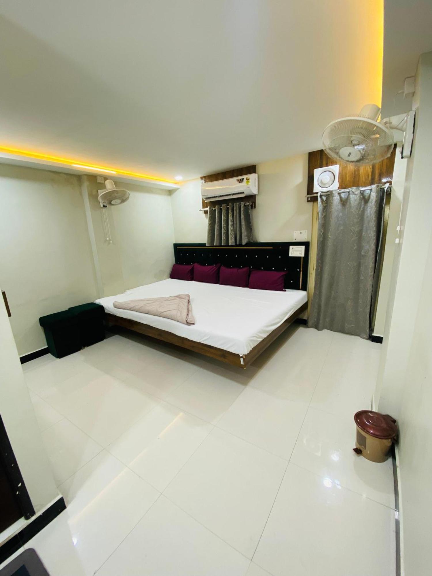 Hotel Super Palace Ujjain Buitenkant foto